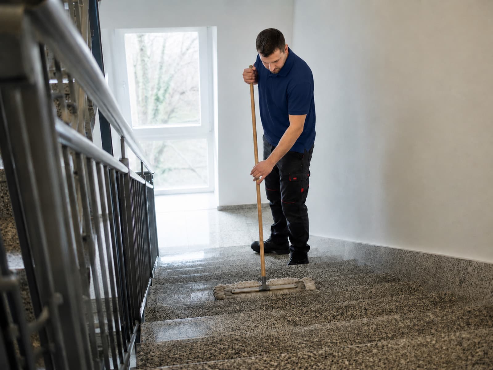 Reinigung des Treppenhauses nach der Räumung